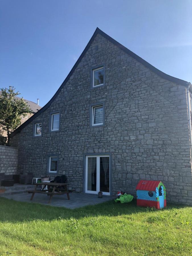 Gite Familial Ferme Des Aujes Falaen Onhaye Exteriör bild